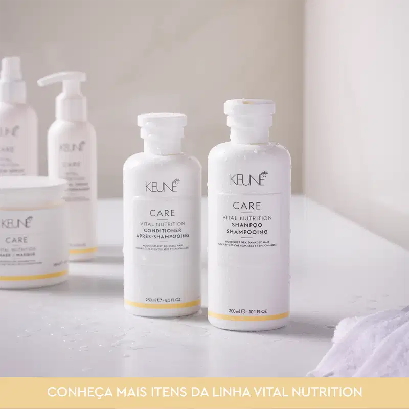 Ambiente de produtos de beleza da marca Keune, com embalagens da linha Vital Nutrition em tons neutros, destacando o shampoo e condicionador, em um cenário minimalista e claro.