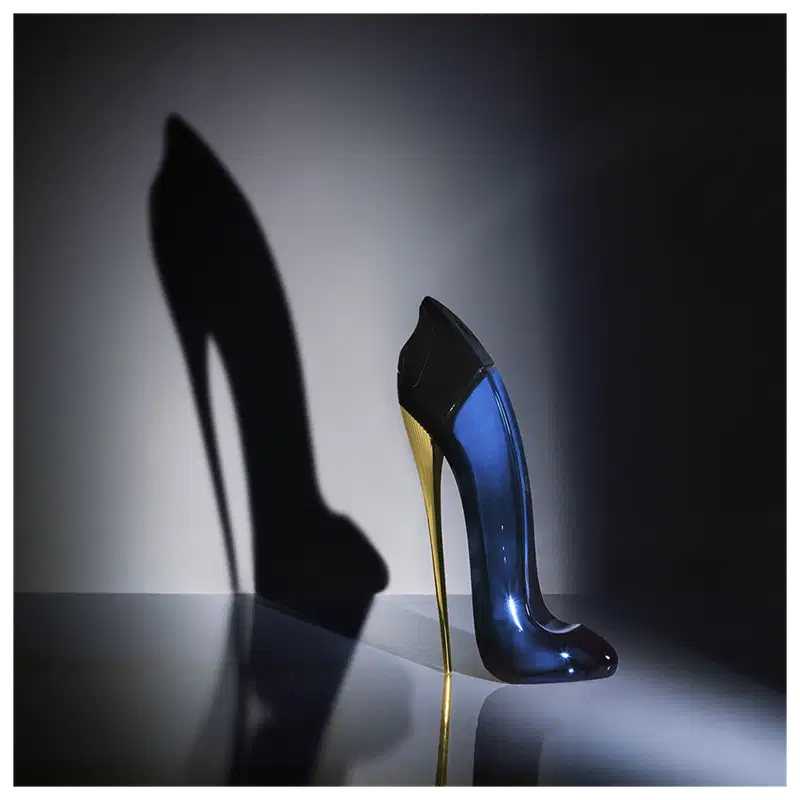 Frasco do perfume Good Girl da Carolina Herrera, em tons de preto e azul com design elegante e sofisticado em formato de salto agulha.