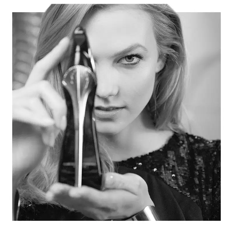 Frasco do perfume Good Girl da Carolina Herrera, em tons de preto e azul com design elegante e sofisticado em formato de salto agulha.