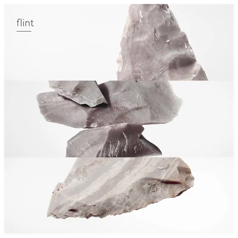 A imagem apresenta fragmentos de um mineral natural, provavelmente em tons de cinza e branco.