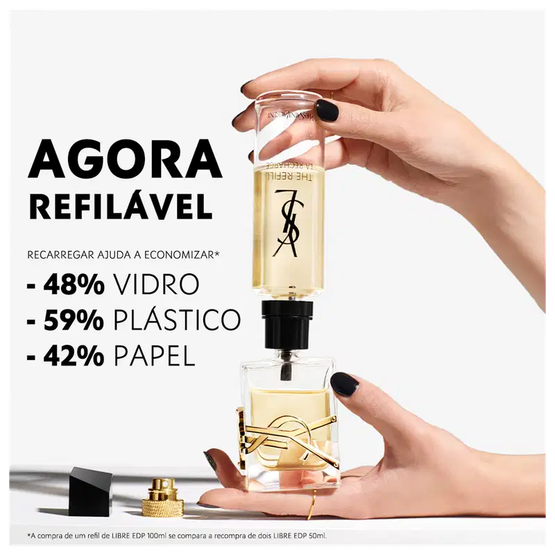 Frasco de perfume Yves Saint Laurent com design elegante e rótulo com logotipo da marca. Destaca-se a proposta de recarregar o produto, com informações sobre a redução de consumo de vidro, plástico e papel.