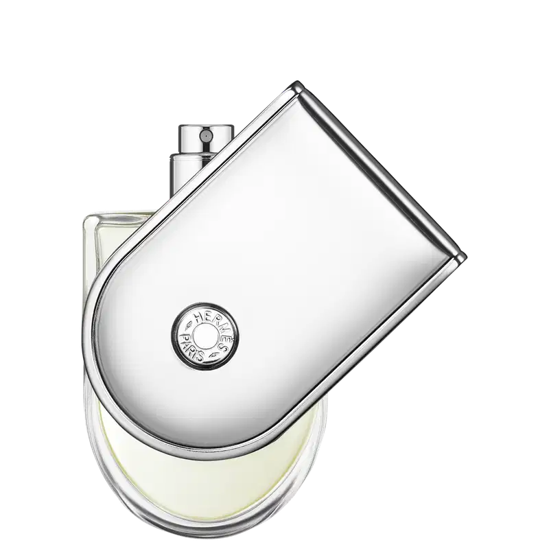 Frasco de perfume Hermès em formato retangular com tampa prateada. Rótulo com logotipo da marca em destaque. Embalagem elegante e minimalista em tons de branco e prata.