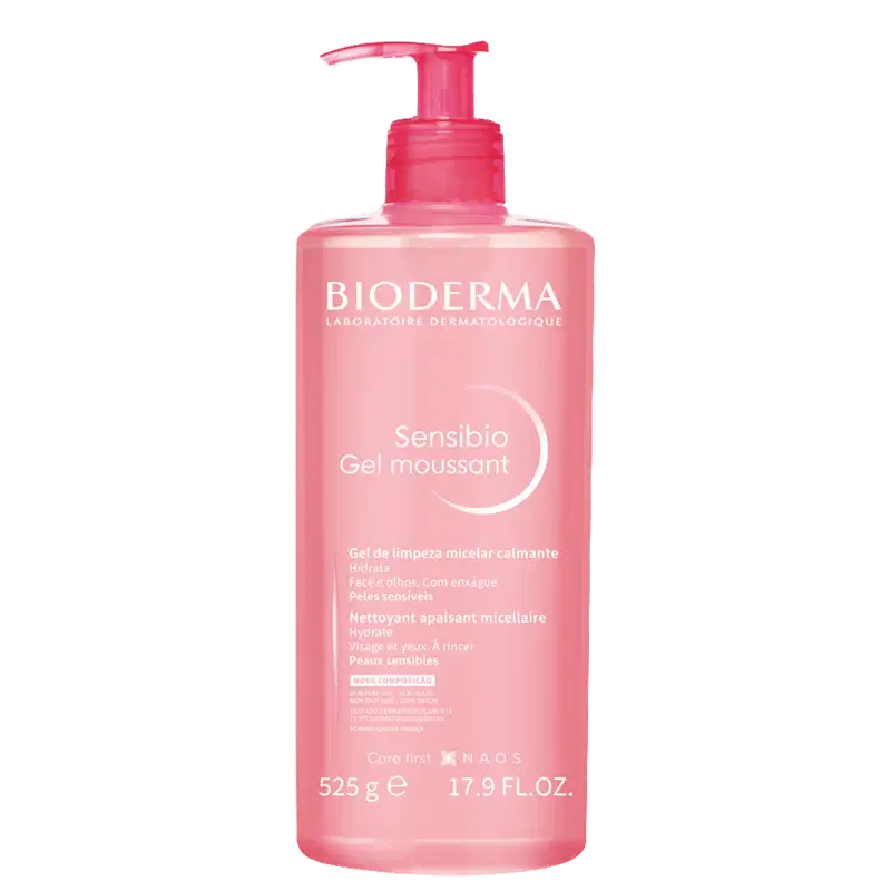 Frasco de gel de limpeza facial Sensibio da Bioderma, com 525g, embalagem rosa com bomba doseadora e rótulo com nome da marca e produto.