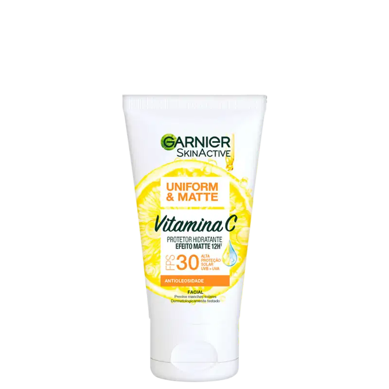 Frasco branco de protetor solar facial Garnier SkinActive com fator de proteção solar 30, contendo vitamina C, com acabamento uniforme e mate, conforme indicado no rótulo.