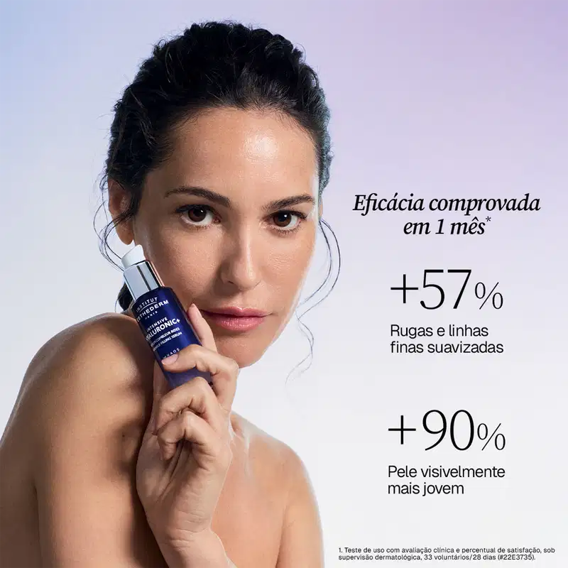 Imagem de uma mulher segurando o item da marca Esthederm com texto "Eficácia comprovada em 1 mês" e dados sobre melhoria de rugas, linhas finas e rejuvenescimento da pele.
