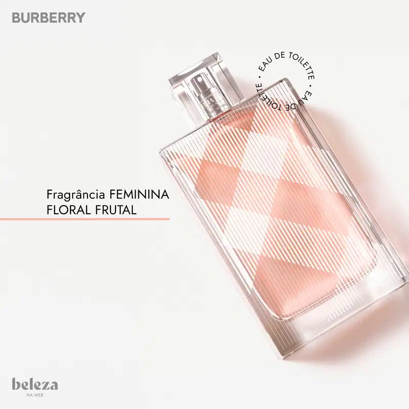 Frasco de perfume Burberry Brit Eau de Toilette com padrão xadrez em relevo, inclinado sobre fundo branco. Ao lado, o texto: "Fragrância feminina floral frutal". Destaque para o selo "Eau de Toilette" e marcas Burberry e Beleza na Web