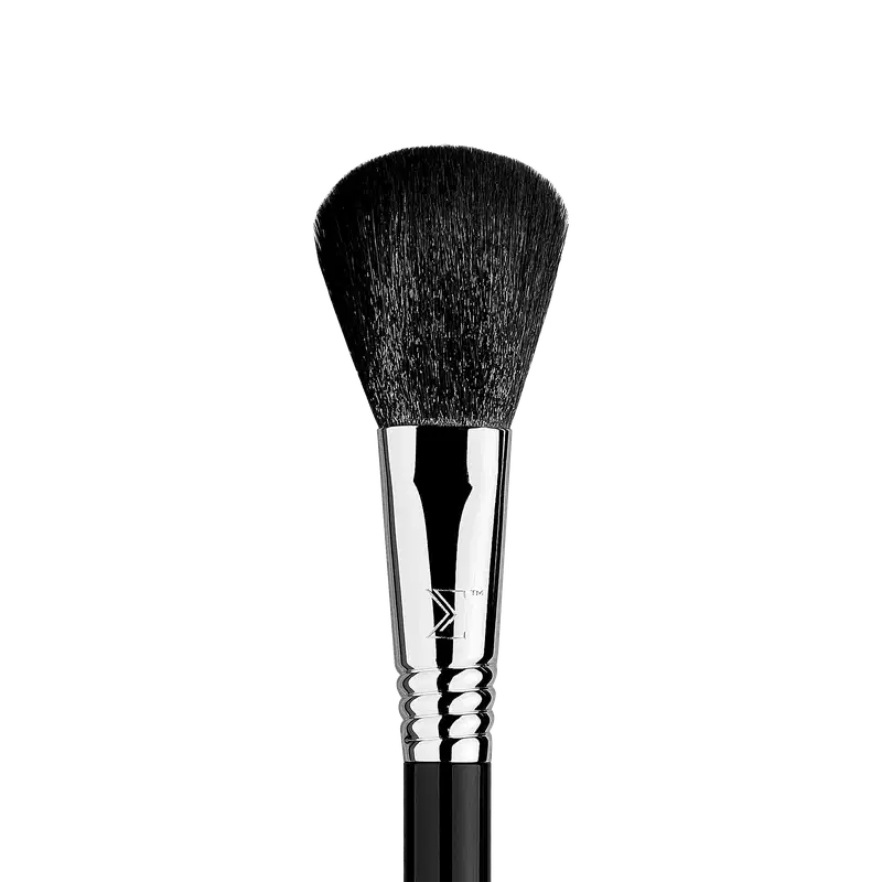 A imagem mostra um pincel para maquiagem da marca Sigma Beauty. O cabo é metálico cromado, com detalhes enrolados que proporcionam um toque elegante.