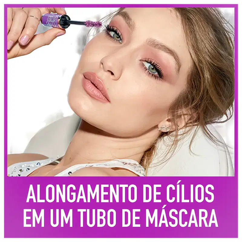 O produto é segurado por uma mão feminina próximo ao rosto de uma mulher jovem, que tem olhos verdes e cílios longos e curvados. O texto na imagem anuncia "Alongamento de cílios em um tubo de máscara".