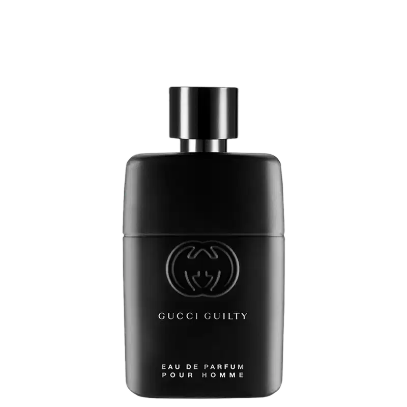 A imagem mostra um frasco do perfume Gucci Guilty pour Homme, brilhante com detalhe cromado na tampa. Tem um design cilíndrico com o famoso logo duplo G da Gucci gravado em preto na parte da frente, além do nome da marca, concentração e nome do perfume.