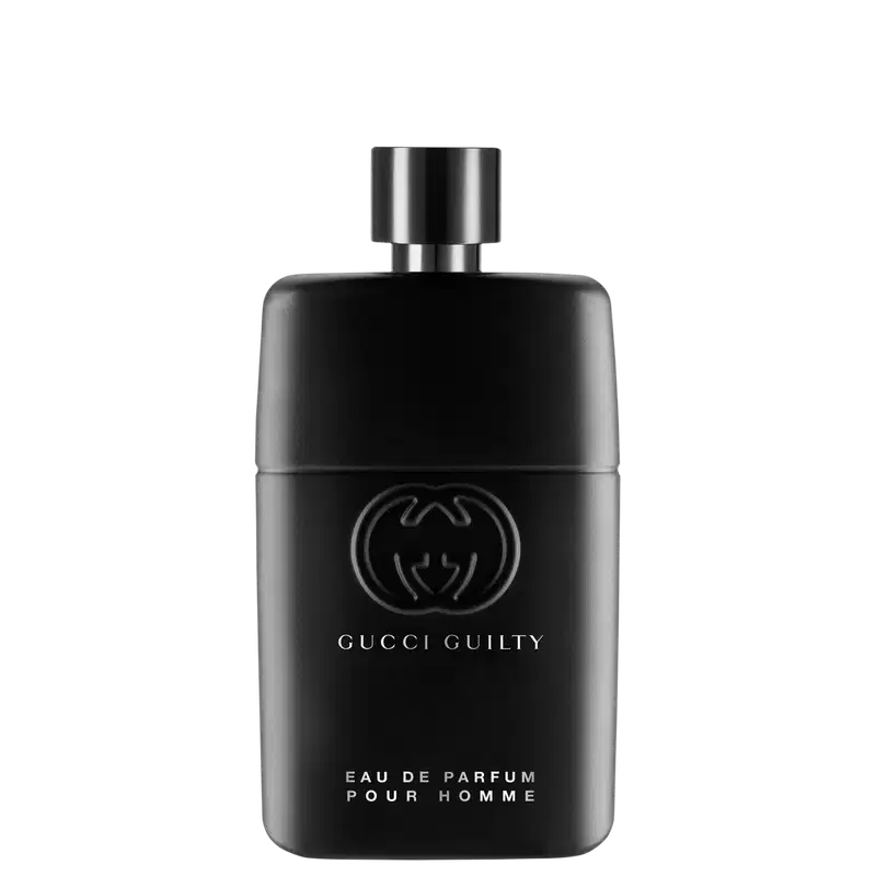 A imagem mostra um frasco do perfume Gucci Guilty pour Homme, brilhante com detalhe cromado na tampa. Tem um design cilíndrico com o famoso logo duplo G da Gucci gravado em preto na parte da frente, além do nome da marca, concentração e nome do perfume.