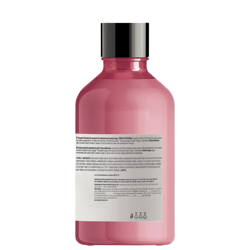 Frasco plástico rosa com tampa preta para produtos de cuidados capilares profissionais. O rótulo na parte inferior lista os ingredientes e informações do produto em letras pequenas. Três símbolos de reciclagem aparecem na parte inferior do frasco.