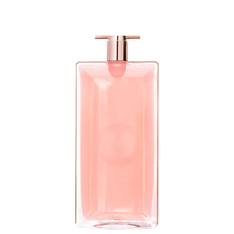 Frasco de perfume Idôle Lancôme de formato retangular, com tampa rosada e corpo transparente contendo um líquido de tonalidade rosa clara. O rótulo apresenta o nome da marca em destaque.