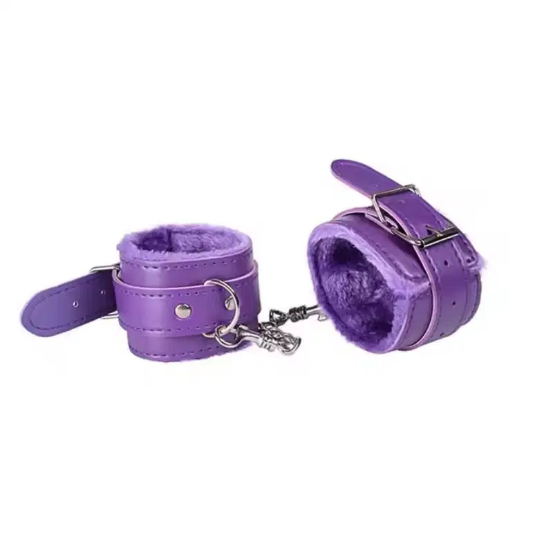 Algemas de couro forradas com pelúcia na cor roxa, com fecho de metal e detalhe em corrente. Produto da marca Sexy Import, destinado a uso adulto.