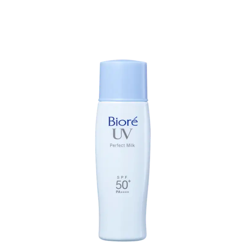 Embalagem plástica branca cilíndrica com leves curvas.  Rótulo com o nome do produto "Bioré UV Perfect Milk" e informação "SPF 50+ PA++++" em letras azuis.