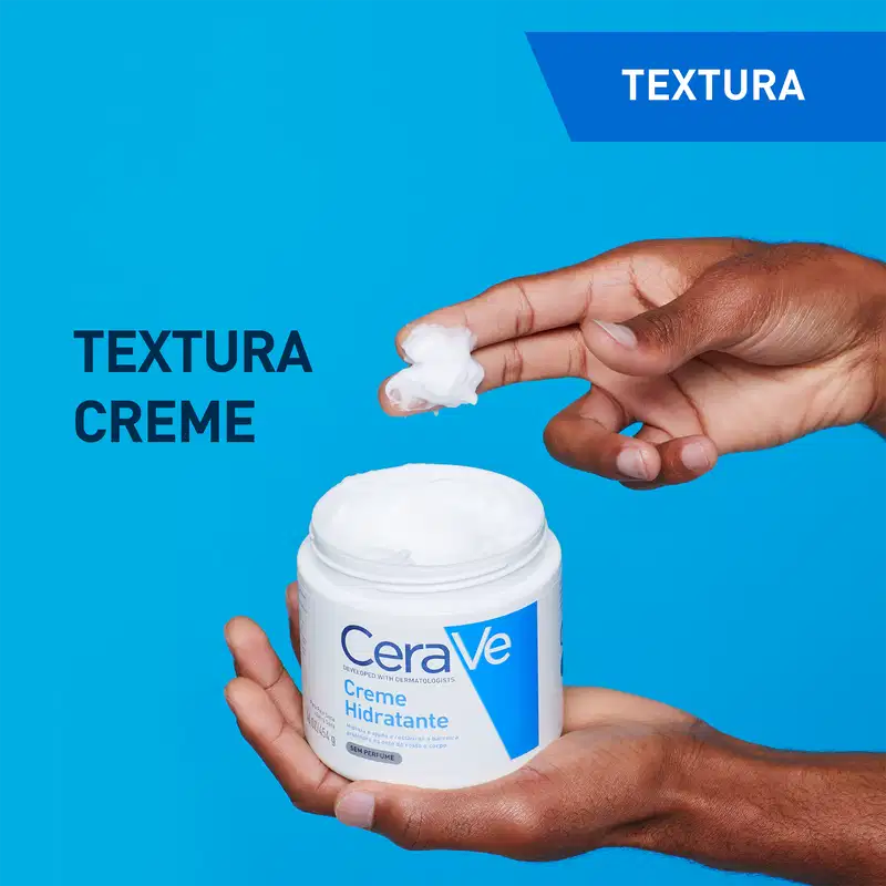 A imagem mostra uma mão segurando o pote e texto ao lado destaca: textura creme.