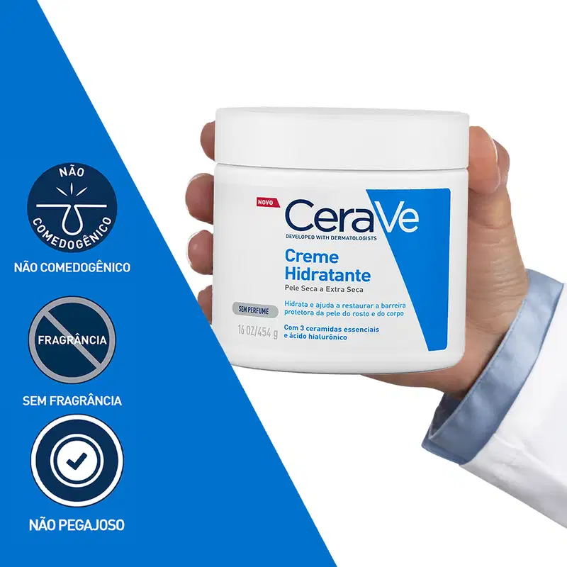 Pote de creme hidratante CeraVe segurado por mão com jaleco branco, sobre fundo branco e azul vibrante, com selos de não comedogênico, sem fragrância e não pegajoso.