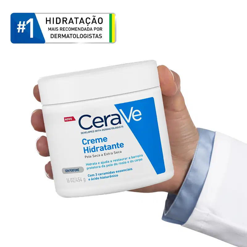 Pote branco de Creme Hidratante CeraVe segurado por mão com jaleco branco e punho azul claro, sobre fundo branco. Destaques em azul e selo "#1 Hidratação" no topo.