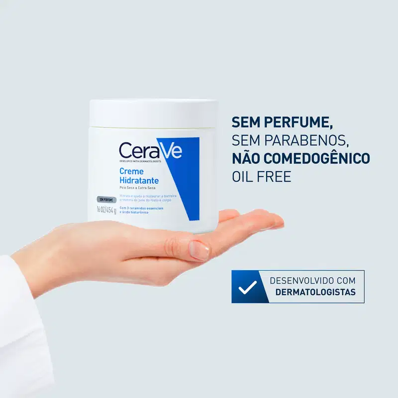 A imagem mostra o pote do Creme Hidratante CeraVe sendo segurado por uma mão, ao lado texto destaca: sem perfume, sem parabenos, não comedogênico e oil free.