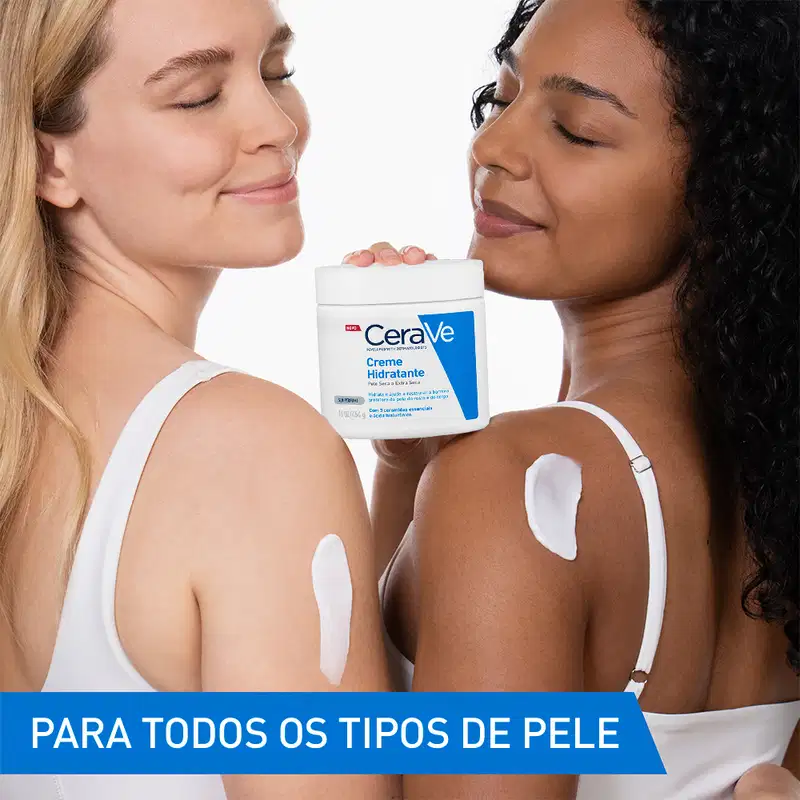 Estúdio com fundo branco, duas mulheres de top branco aplicando o Creme Hidratante CeraVe nos ombros. Predominam azul, branco e tons de pele; faixa azul com texto "Para todos os tipos de pele".