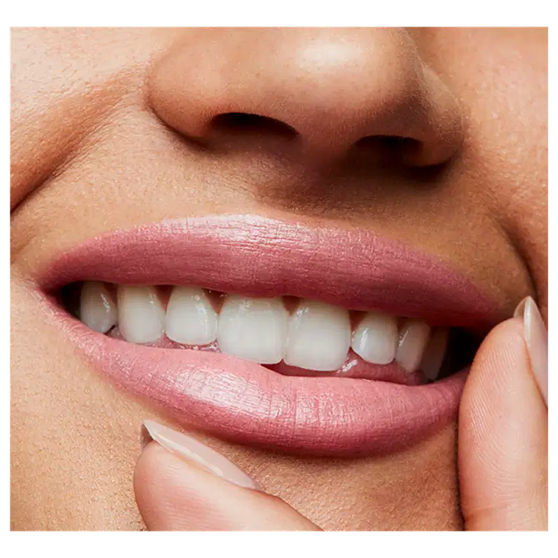 A imagem mostra a boca de uma mulher usando o batom.