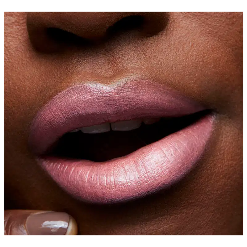 A imagem mostra a boca de uma mulher usando o batom.