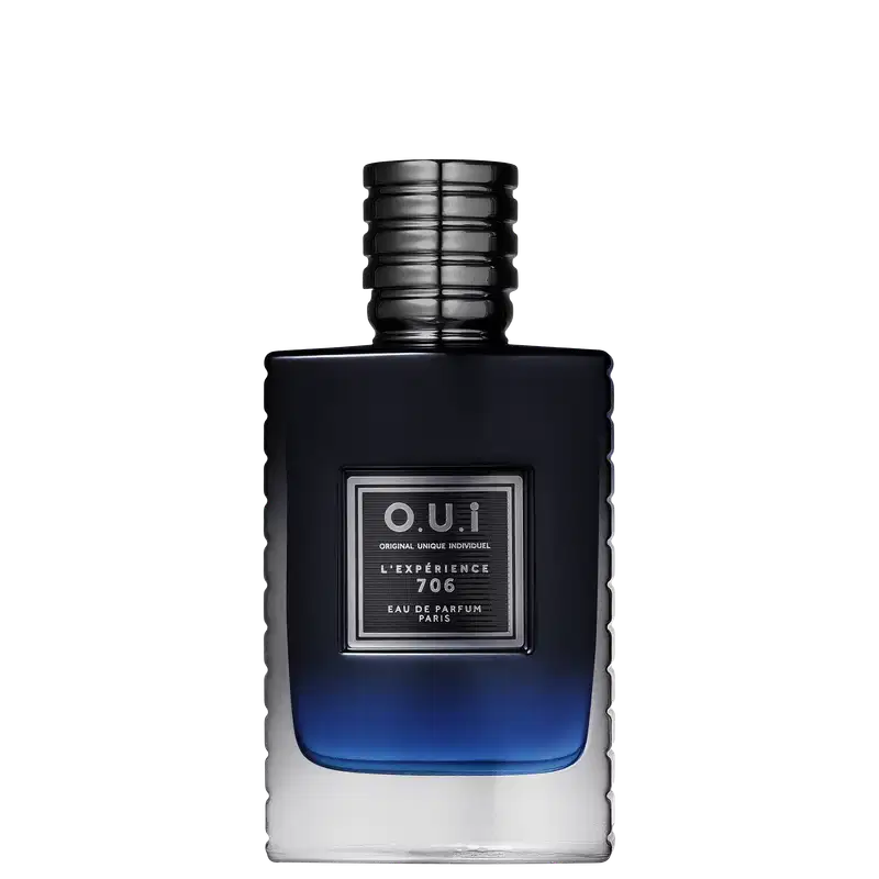 Frasco de item de perfumaria preto com detalhes em azul e branco. Rótulo com texto "O.U.I L'EXPERIENCE 706 EAU DE PARFUM PARIS" em letras brancas sobre fundo preto. Embalagem com design geométrico e texturizado.