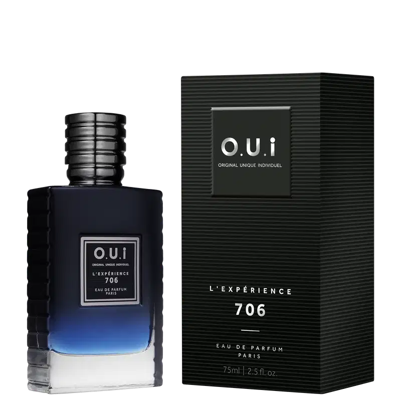 Frasco de item de perfumaria preto e azul com rótulo "L'experience 706" e caixa preta com texto "O.U.I. ORIGINAL UNIQUE INDIVIDUEL" em branco. O frasco possui design estriado e a caixa tem acabamento liso e texturizado.