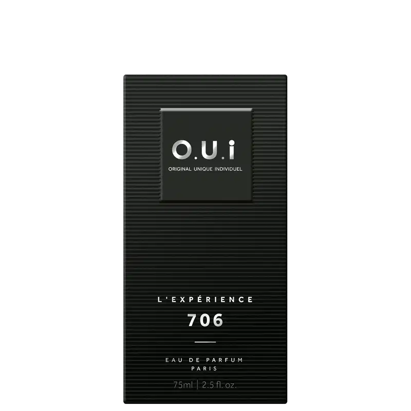 Embalagem preta com listras verticais e texto branco "O.U.I. L'EXPERIENCE 706" em destaque. Trata-se de um item de perfumaria com informações sobre o produto, como volume e origem (Paris).
