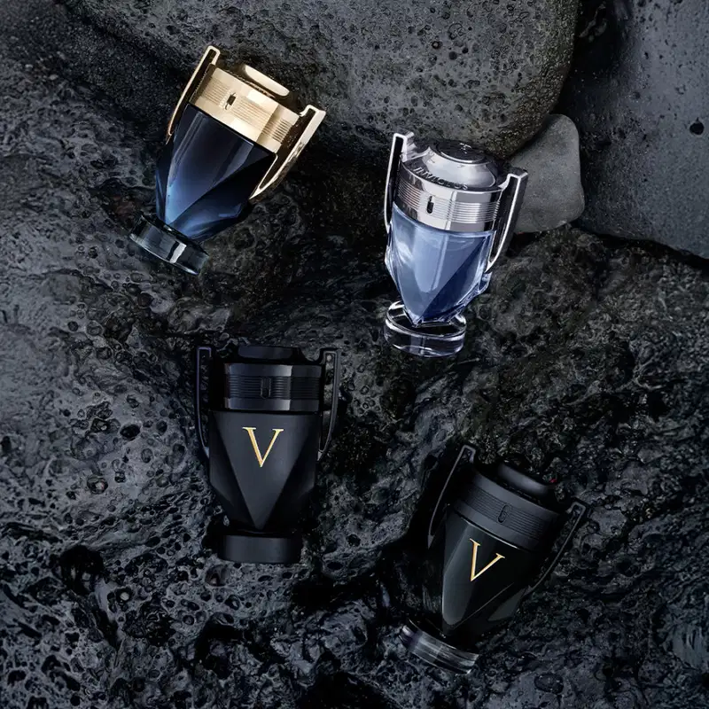 Frasco de perfume Invictus, da marca Paco Rabanne, com design elegante e moderno em tons de azul e prata, com detalhes metálicos na tampa.