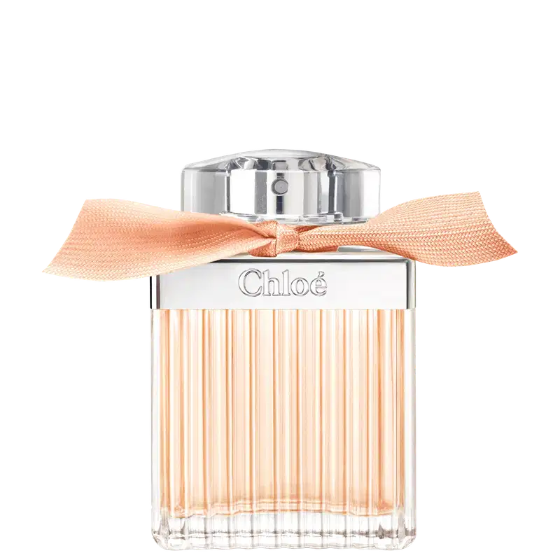 Frasco de perfume Chloé com tampa prateada e laço laranja, em embalagem de vidro com listras verticais, exibindo o nome da marca em destaque.