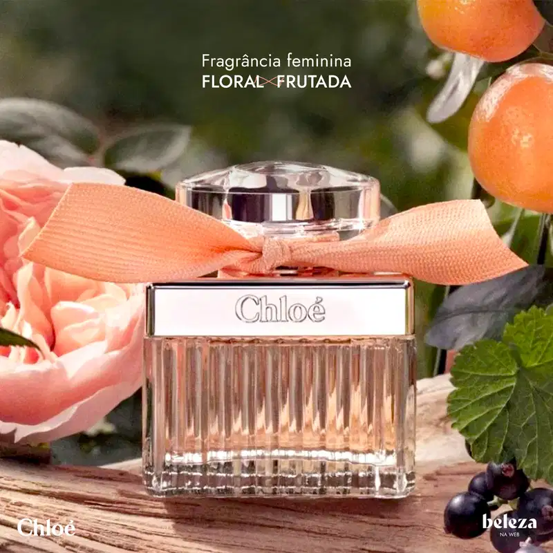 Frasco de perfume Chloé com tampa prateada e laço laranja, em embalagem de vidro com listras verticais, exibindo o nome da marca em destaque.