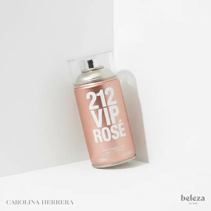 Frasco de body spray Carolina Herrera 212 VIP Rose, com embalagem em tons de rosa e branco, contendo 250 ml do produto.