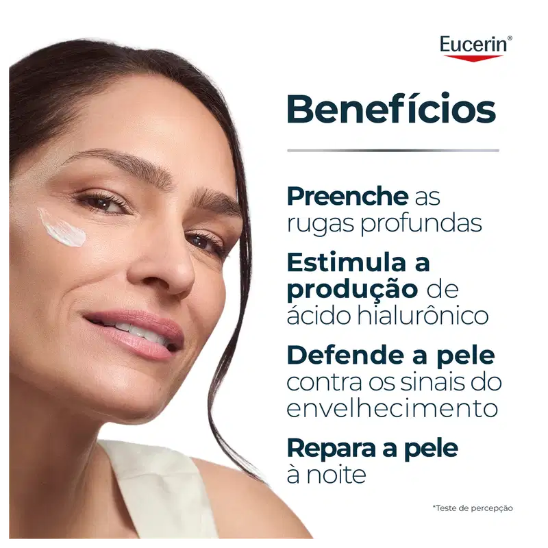 Uma mulher aplica um produto de cuidados para a pele da marca Eucerin, que promete preencher rugas profundas, estimular a produção de ácido hialurônico, defender a pele contra os sinais do envelhecimento e reparar a pele durante a noite.
