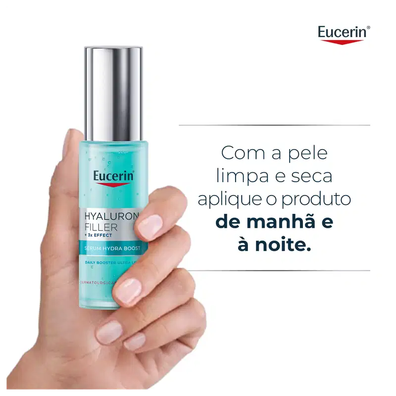 Frasco de vidro com tampa de metal contendo produto da marca Eucerin, com texto "Hyaluron Filler + 3x Effect" e "Serum Hydra Boost" visíveis, em tonalidade azul clara.