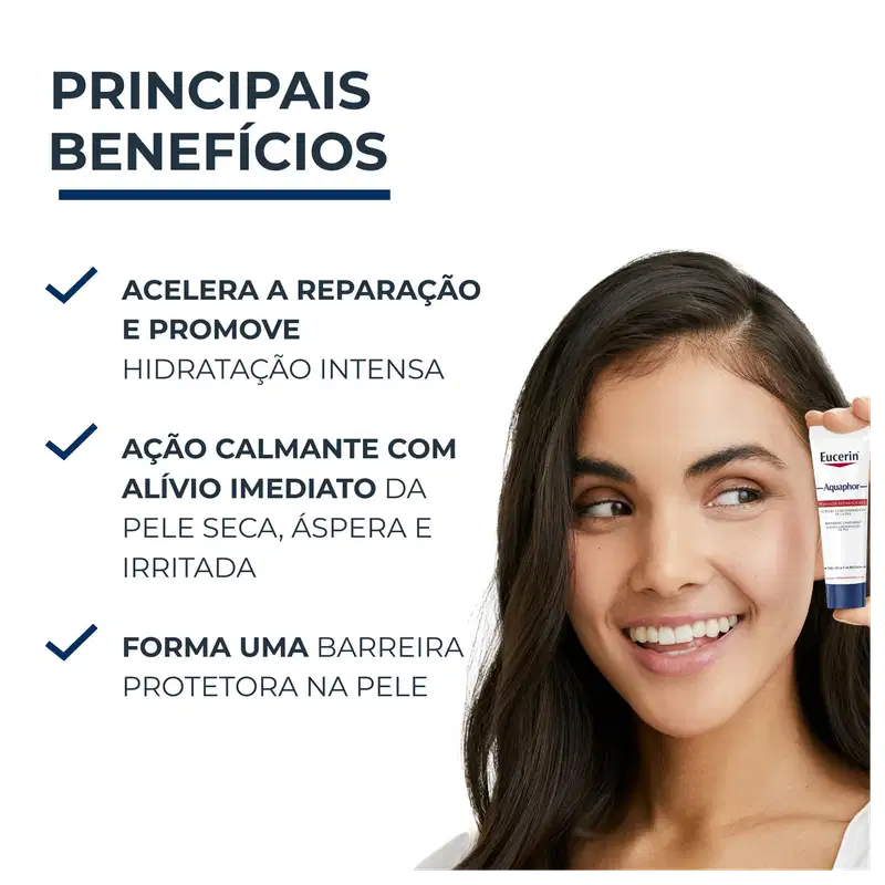 Uma mulher sorridente segurando um item de perfumaria da marca Eucerin, que promete acelerar a reparação e hidratação intensa da pele seca, áspera e irritada, com ação calmante e efeito protetor.
