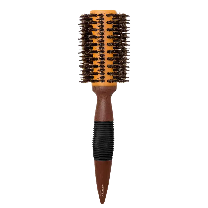 Escova de cabelo redonda com cerdas de plástico pretas e cabo de madeira marrom. O produto possui um design simples e minimalista, com um acabamento liso e textura rústica.