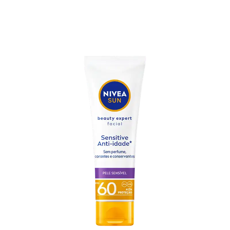 Embalagem tubular branca com detalhes em azul, amarelo e lilás. Rótulo indicando "Sensitive Anti-idade" e "Sem Perfume, corantes ou conservantes" para pele sensível Logotipo NIVEA Sun em destaque.