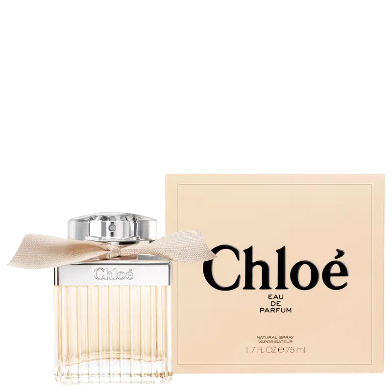Frasco de perfume Chloé com tampa prateada e laço bege, apresentando o nome da marca em destaque. O design elegante e minimalista transmite sofisticação.