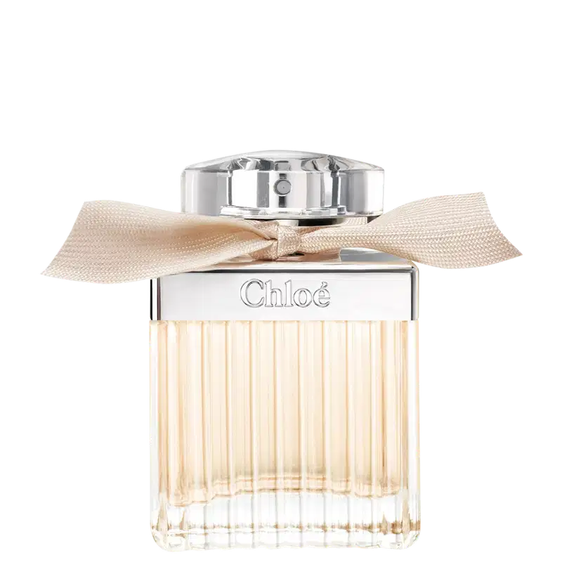 Frasco de perfume Chloé com tampa prateada e laço bege, apresentando o nome da marca em destaque. O design elegante e minimalista transmite sofisticação.