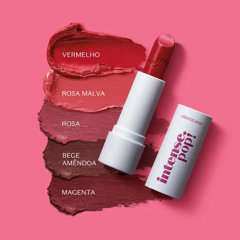Tubo branco com letras marrons na tampa de batom da marca Intense Pop!, com cinco amostras de cores ao lado, em fundo rosa vibrante