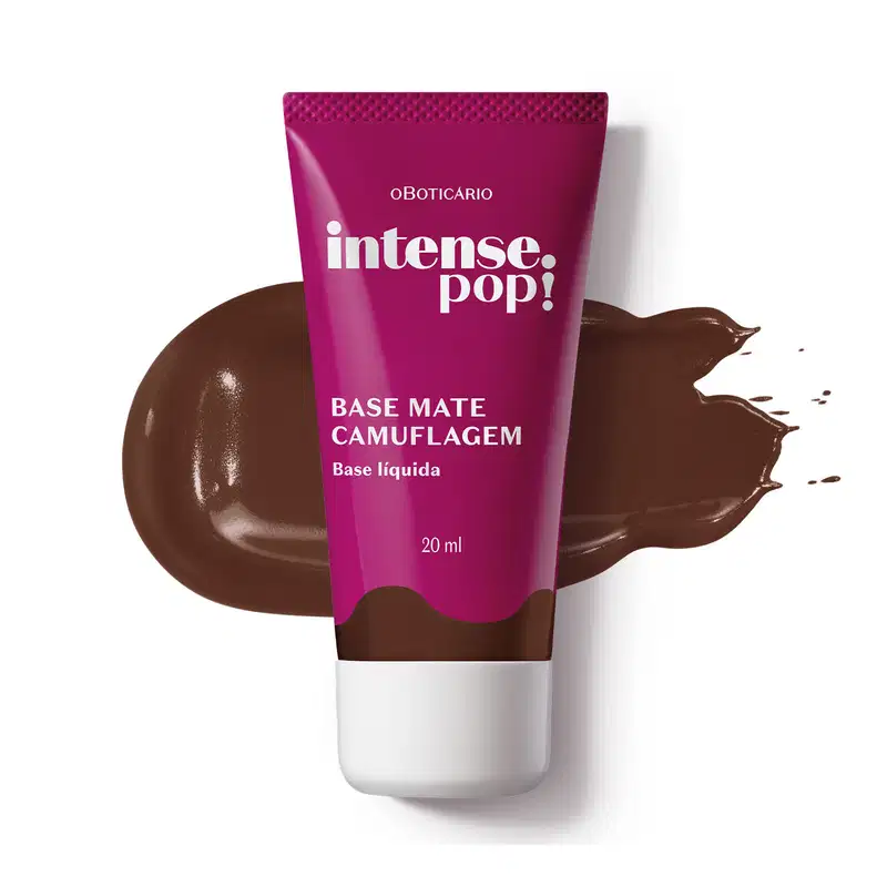 Frasco em tons de roxo e marrom escuro com tampa e letras brancas contendo 20ml de base mate Camuflagem na cor 330 da marca Intense Pop! Atrás da embalagem, uma porção de produto na cor marrom escura, mostrando a intensidade da base.