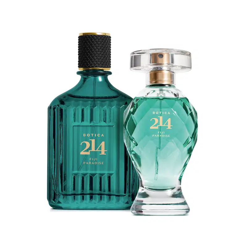 Dois itens Botica 214 Fiji Paradise: vidro retangular azul com textura ondulada, tampa preta e letras douradas de Eau de Parfum masculino e vidro transparente em formato curvilíneo com líquido azul e borrifador dourado de Eau de Parfum feminino.