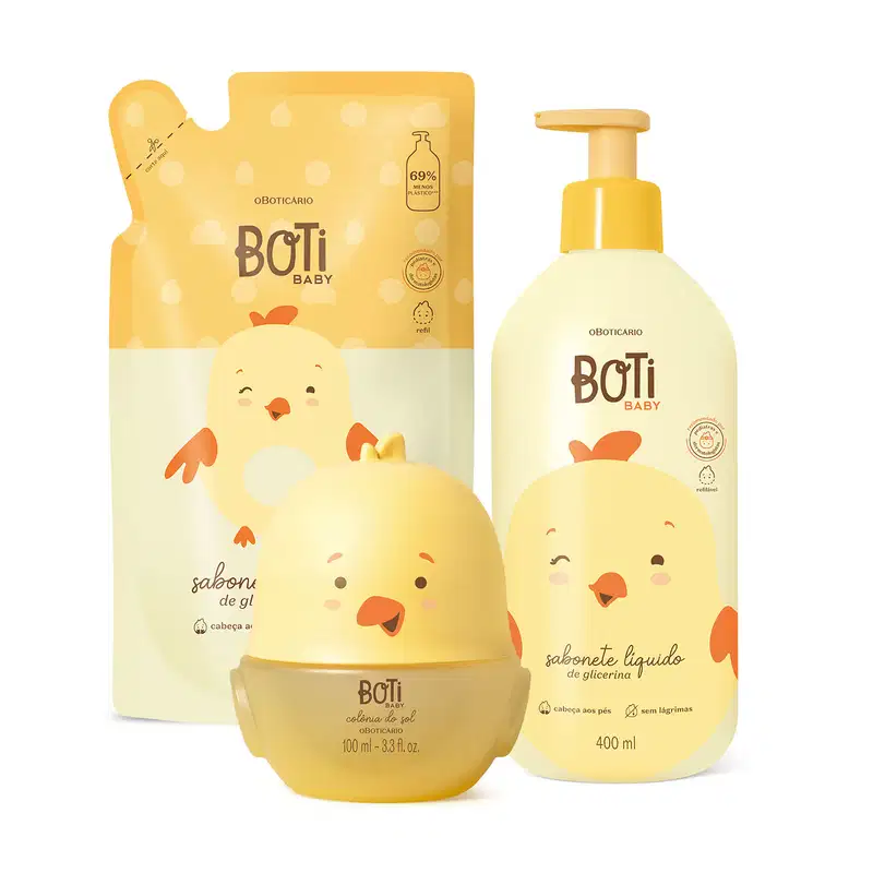 Dois itens Boti Baby em tons de bege e laranja com ilustração de passarinhos amarelos, sendo um frasco com bomba dosadora de sabonete líquido de glicerina e um refil em sachê, acompanhados de um frasco em forma de passarinho contendo colônia do sol.