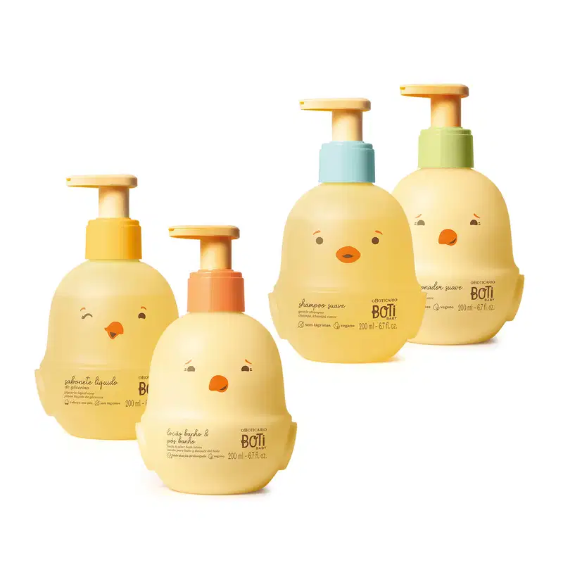 Quatro frascos de 200ml em formato de passarinho amarelo com detalhes laranja e tampas dosadoras amarelas, sendo uma de sabonete líquido de glicerina, uma de loção banho e pós banho, uma de shampoo suave e uma de condicionador suave.