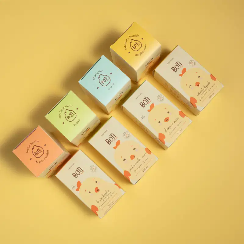 Quatro caixas beges com ilustração de passarinhos amarelos e detalhes laranjas em frente a caixas coloridas em tons de laranja, rosa, azul e amarelo em um fundo laranja.