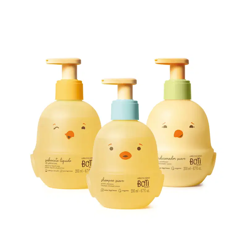 Três frascos de 200ml em forma de passarinhos amarelos com detalhes laranjas e tampas dosadoras amarelas, sendo um de shampoo suave, outro de condicionador suave e outro de sabonete líquido de glicerina.