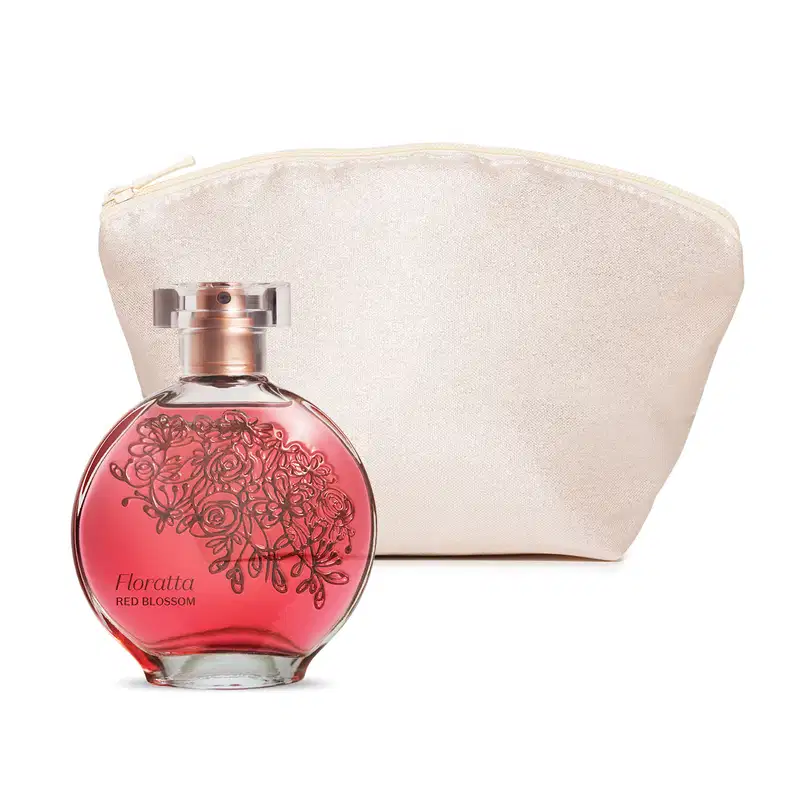 Vidro redondo com líquido vermelho, florais em relevo e letras vermelho escuro, pulverizador prateado e tampa transparente de desodorante colônia Floratta Red Blossom e um nécessaire retangular de tecido na cor bege.