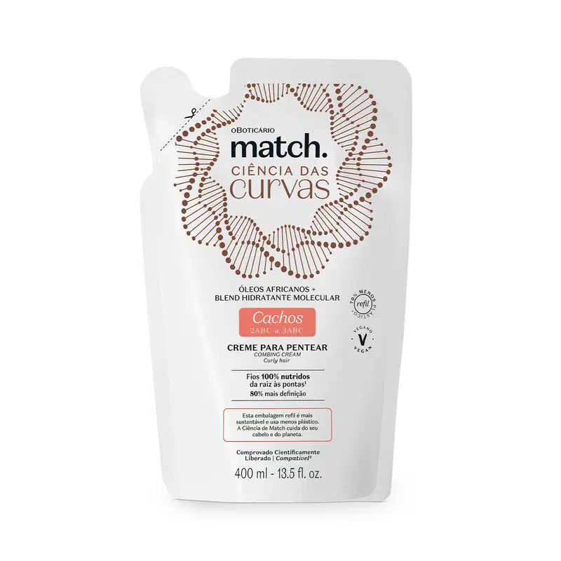 Refil de 400ml contendo creme de pentear Match Ciência das Curvas em sachê branco com letras marrons e pretas e detalhe em laranja.