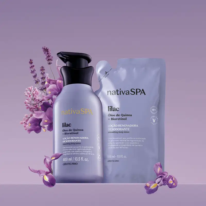 Duas embalagens na cor lilás contendo loção hidratante corporal Nativa SPA Lilac: um frasco com bomba dosadora preta e um refil em sachê. Há flores lilás ao redor sobre fundo roxo claro, em ambiente que sugere um espaço de relaxamento e cuidados pessoais.