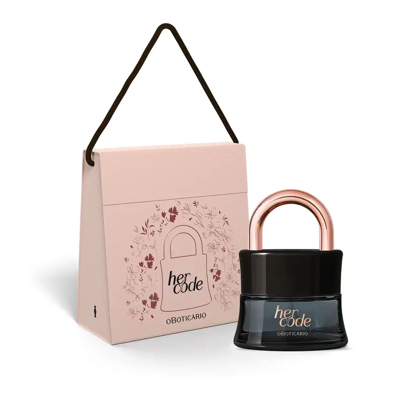 Sacola de presente na cor rosa com estampa e alças marrons e vidro preto em formato de cadeado com alça e letras douradas de Eau de Parfum Her Code.